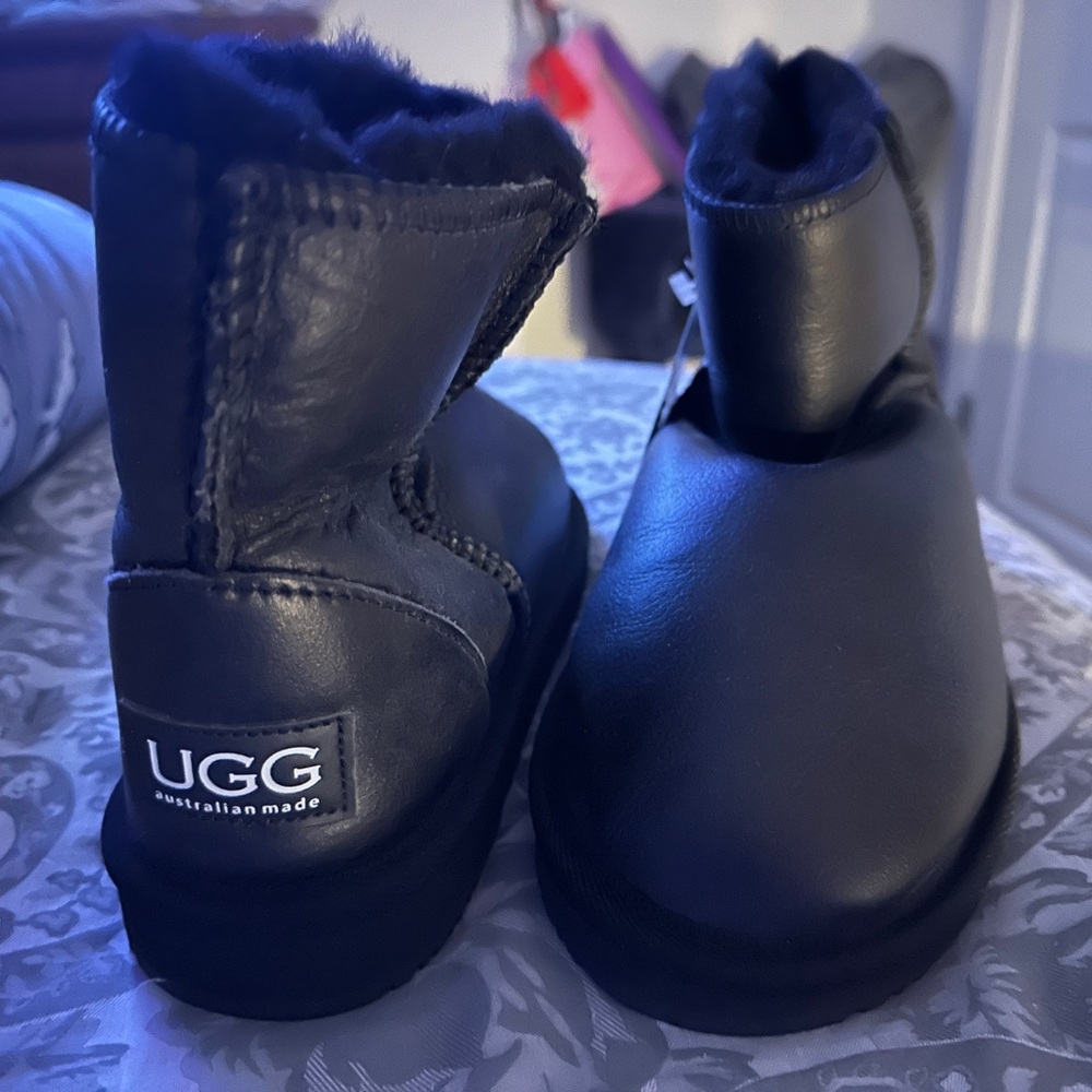 Women’s brand new black leather Uggs size 7